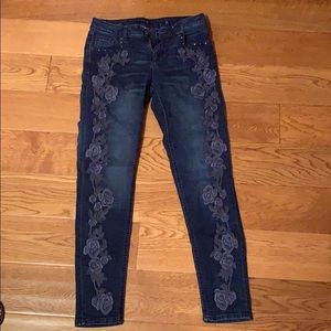 Miss me jeans with embroidered flowers